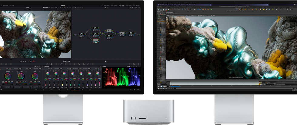 Studio Display och Studio Display XDR, en på varje sida om Mac Studio, med en arbetsyta med mjukvara och verktyg för 3D-modeller på skärmarna