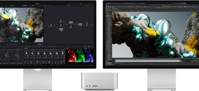 Studio Display och Studio Display XDR, en på varje sida om Mac Studio, med en arbetsyta med mjukvara och verktyg för 3D-modeller på skärmarna