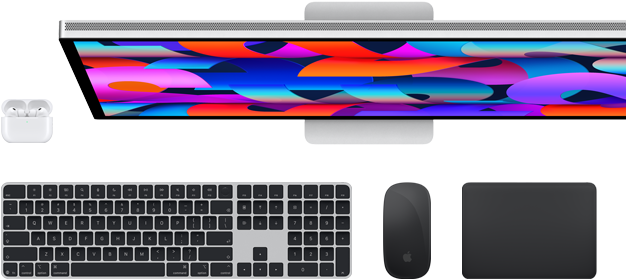 En samling tillbehör och enheter: AirPods, Magic Keyboard med Touch ID, Magic Mouse, Magic Trackpad och Studio Display