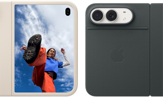 iPhone Duo, stjärnvit i silikonskal i färgen sand, liggande läge, helt öppen, Fusion-dubbelkamera uppe till vänster, skalet täcker baksidan och skärmens yttre kant, på höger sida visas ett porträtt av en person på den yttre skärmen. iPhone Duo, i färgen stjärnvit, uppställd med marinblått fodral med utfällbart stöd, helt öppen i liggande läge, baksidan med 48 MP Fusion-dubbelkamera, två objektiv
