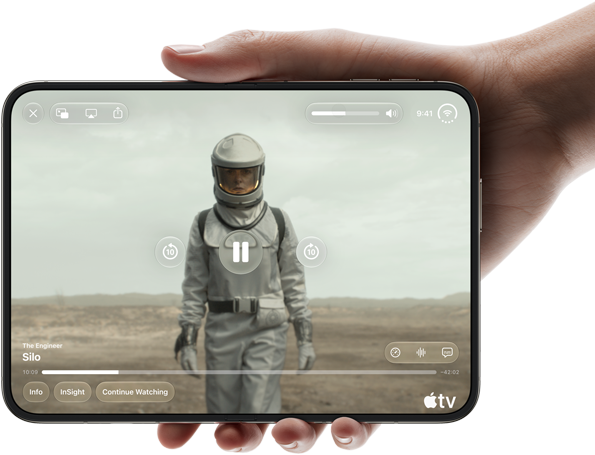 iPhone Duo, hålls i en hand, öppen i liggande läge, helt utfälld, på den inre skärmen visas Apple TV-serien Silo