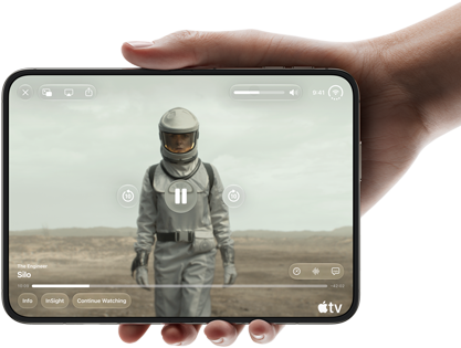 iPhone Duo, hålls i en hand, öppen i liggande läge, helt utfälld, på den inre skärmen visas Apple TV-serien Silo