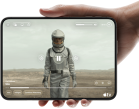 iPhone Duo, hålls i en hand, öppen i liggande läge, helt utfälld, på den inre skärmen visas Apple TV-serien Silo