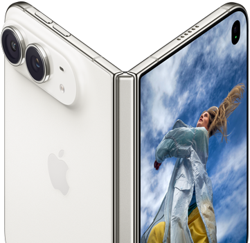 iPhone Duo, delvis öppen som en bok med gångjärnsmekanism i mitten, baksidan på vänster panel visar en Apple-logotyp och dubbelkameran, den yttre skärmen till höger visar ett porträtt av en person med blont hår