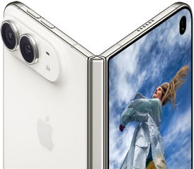 iPhone Duo, delvis öppen som en bok med gångjärnsmekanism i mitten, baksidan på vänster panel visar en Apple-logotyp och dubbelkameran, den yttre skärmen till höger visar ett porträtt av en person med blont hår
