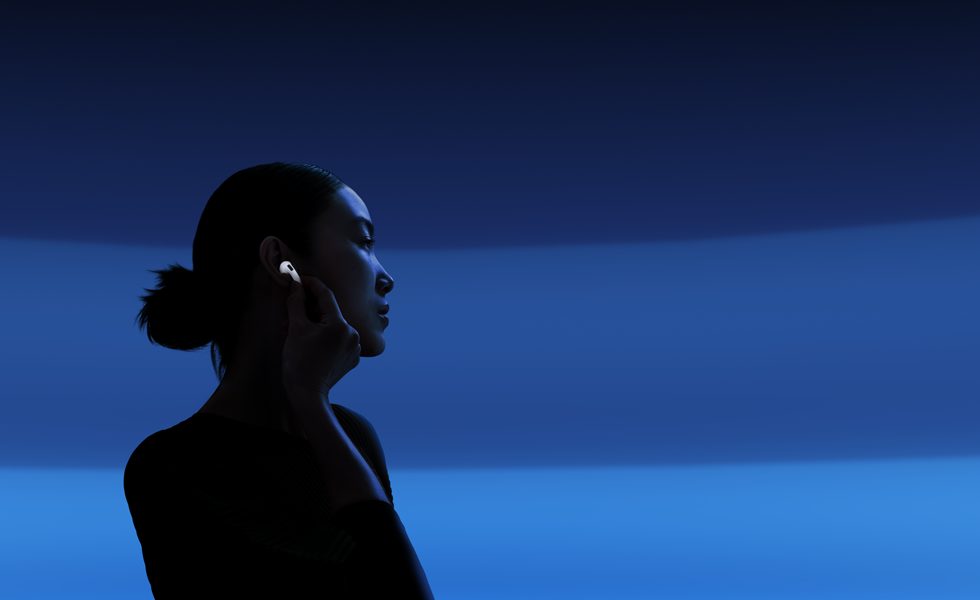 En person som placerar tummen och pekfingret på skaftet på en AirPods 5-öronsnäcka för att ändra lyssningsläge