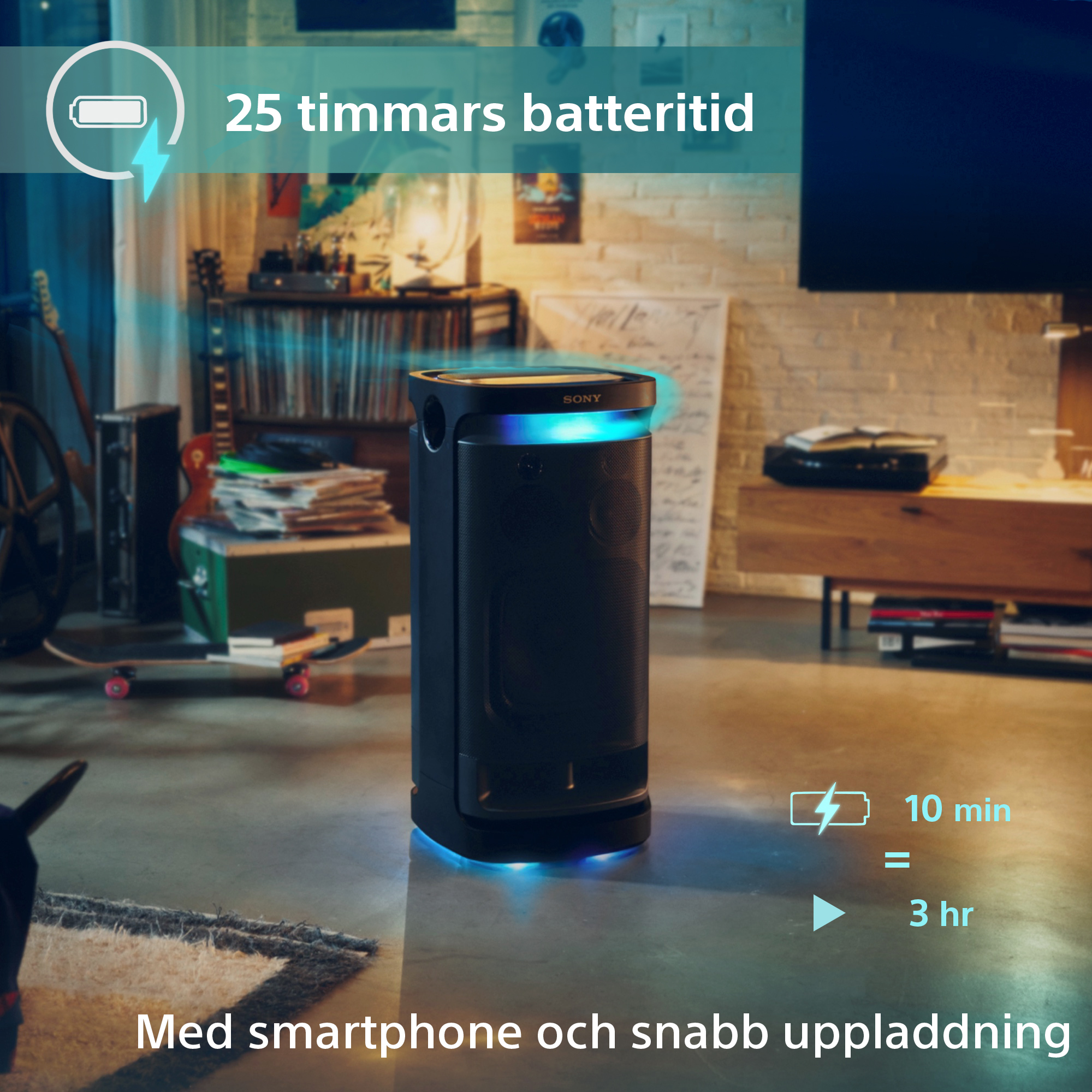 SRS-XV900 högtalare i ett vardagsrum med texten 25 timmars batteritid  Med smartphone och snabb uppladdning