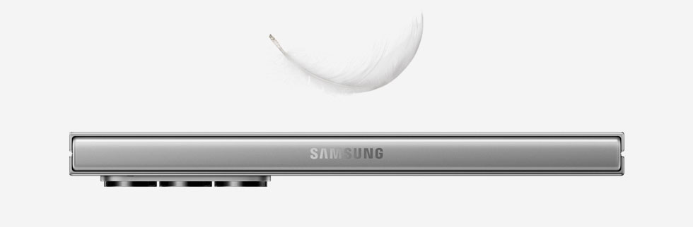 Sidovyn av Galaxy Z Fold6 med en vit fjäder som visar hur lätt och tunn enheten är