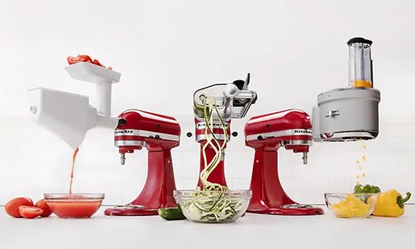 Tre olika röda köksmaskiner från KitchenAid med olika typer av tillbehör. 