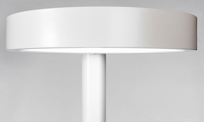 Närbild på toppen på en vit BrainLit Alven Luminaire-lampa.