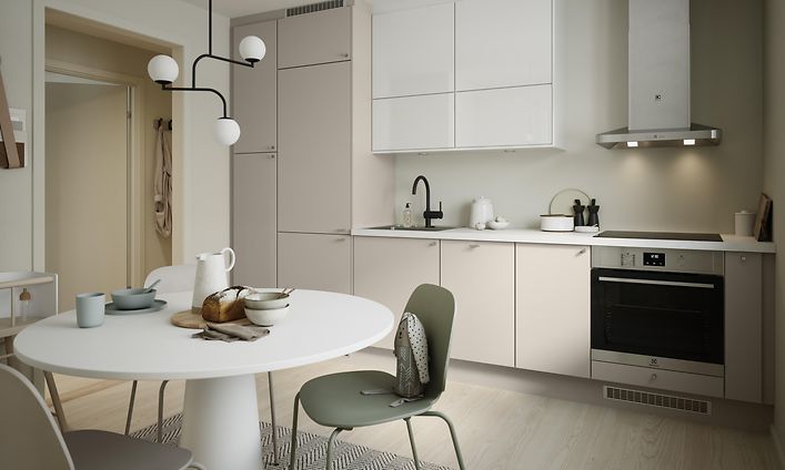 EPOQ Trend kök i vit och ljusbeige färg med öppen planlösning, vitt köksbord, och integrerad ugn med vit köksfläkt.