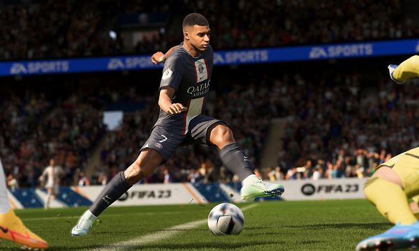 FIFA 23 - Mbappe spelar fotboll i en stadion