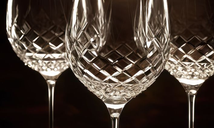 Guide - MDA - Display of wine glasses against dark wooden background